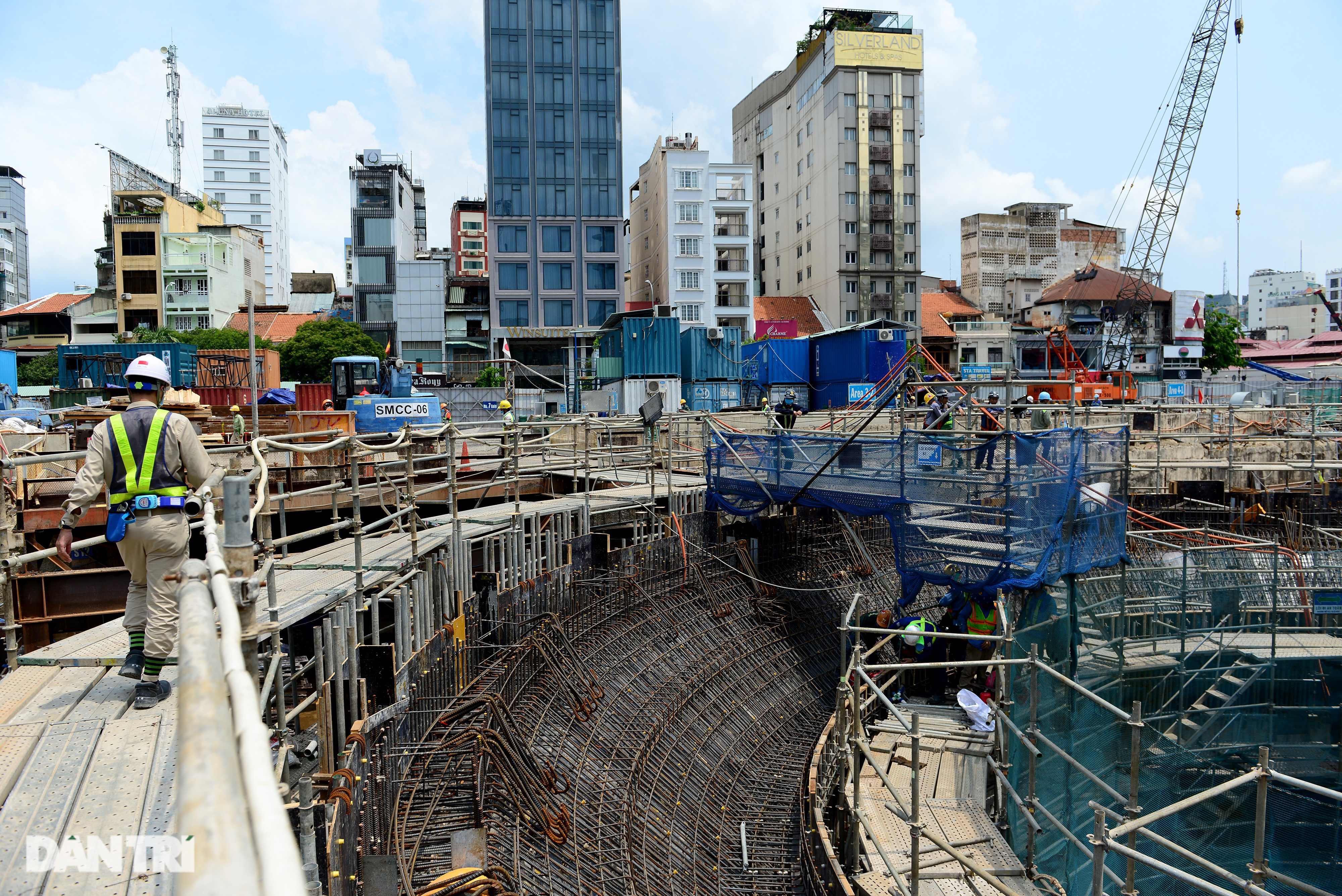 Khám phá giếng trời khổng lồ ăn sâu xuống lòng đất tại ga Metro Bến Thành - 9 Khám phá giếng trời khổng lồ ăn sâu xuống lòng đất tại ga Metro Bến Thành - 9