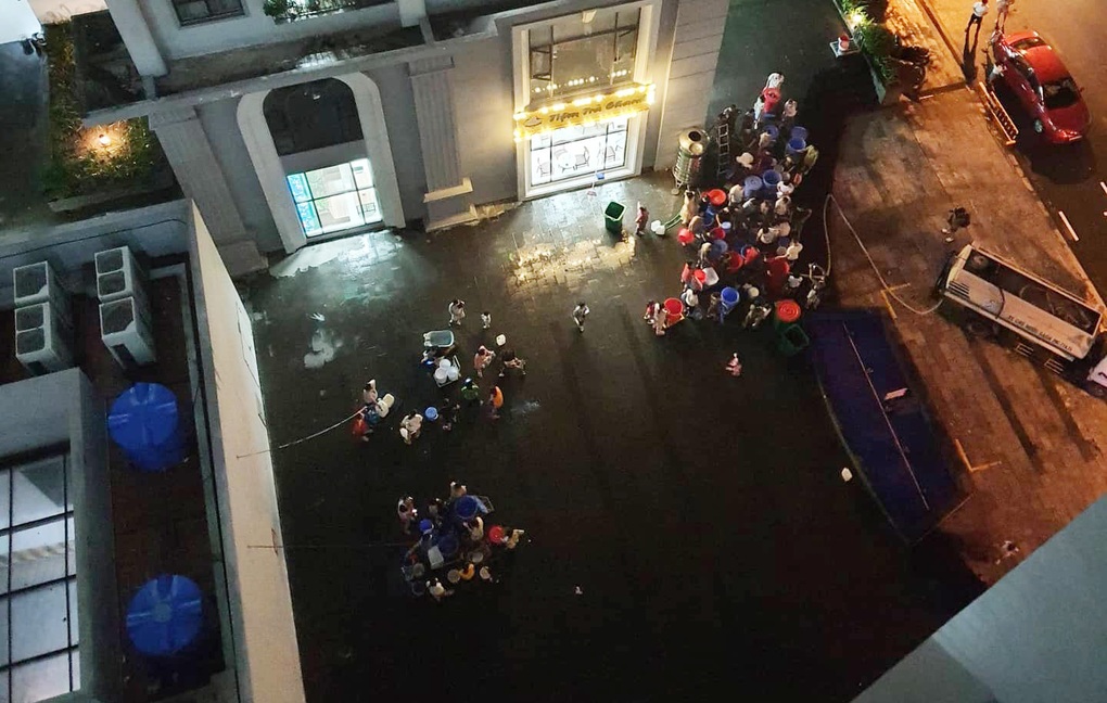 Khốn khổ cảnh nhịn tắm, xuyên đêm xếp hàng hứng nước sạch ở Hà Nội - 7 Khốn khổ cảnh nhịn tắm, xuyên đêm xếp hàng hứng nước sạch ở Hà Nội - 7