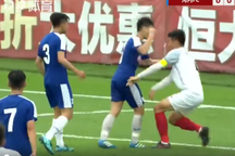Cầu thủ U17 Hà Nội đấm thẳng vào mặt đối thủ ở giải giao hữu tại Trung Quốc