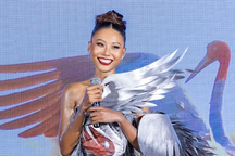 Thạch Thu Thảo mặc váy lấy cảm hứng từ sếu đầu đỏ đến Hoa hậu Trái đất 2022