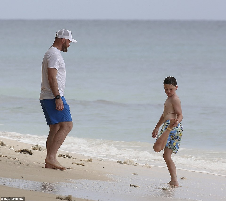 Vợ Wayne Rooney chơi đùa cùng con trên biển - 5 Vợ Wayne Rooney chơi đùa cùng con trên biển - 5
