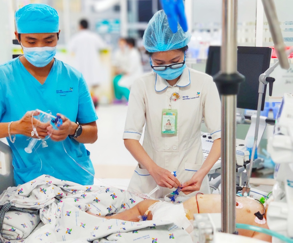 Bé gái sốc sốt xuất huyết suy đa cơ quan may mắn thoát chết - 1 Bé gái sốc sốt xuất huyết suy đa cơ quan may mắn thoát chết - 1