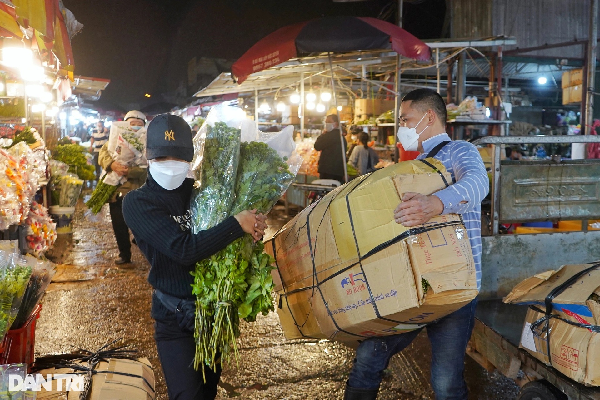 Cảnh mua bán nhộn nhịp xuyên đêm tại chợ hoa lớn nhất miền Bắc dịp 8/3 - 7 Cảnh mua bán nhộn nhịp xuyên đêm tại chợ hoa lớn nhất miền Bắc dịp 8/3 - 7