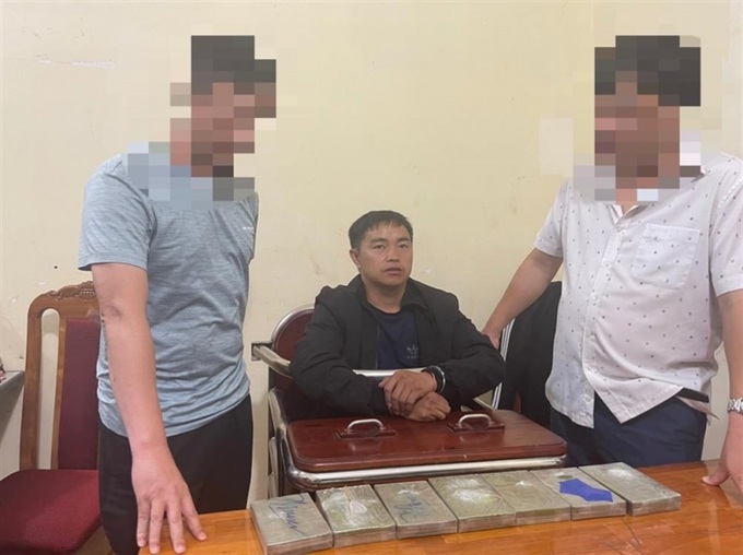 Đối tượng Tráng A Chứ cùng tang vật là 07 bánh heroin.