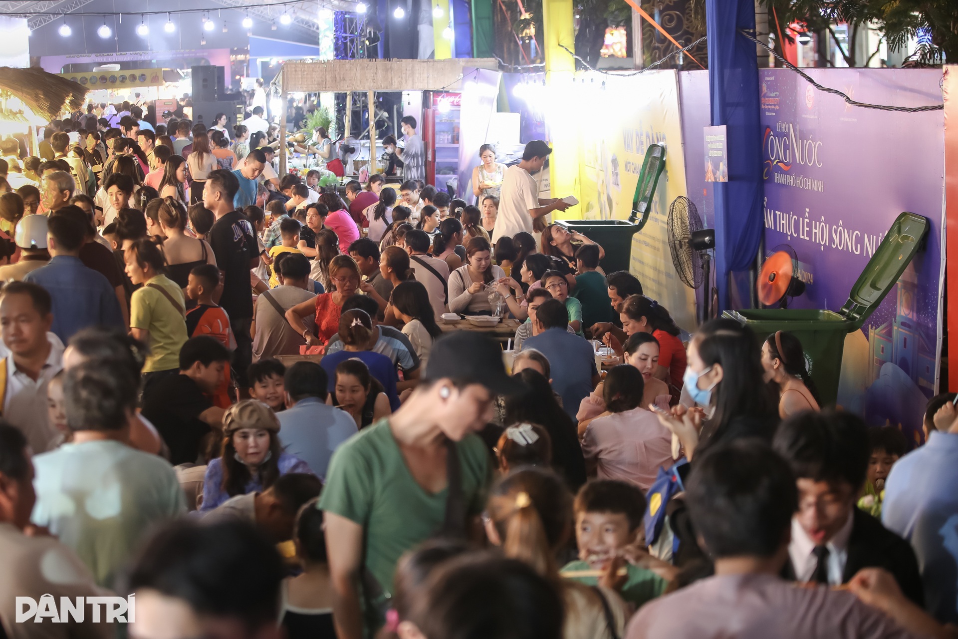 Người dân TPHCM chen chật kín tại không gian ẩm thực Lễ hội Sông nước - 3