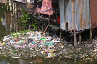 Rác thải ngập ngụa tại các căn nhà ven kênh ở TPHCM