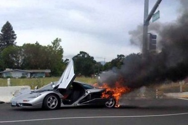 Siêu xe McLaren F1 bốc cháy trên đường