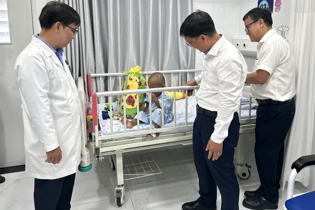 Trao giấy khai sinh cho em bé ở TPHCM bị mẹ và cha dượng bạo hành - 3