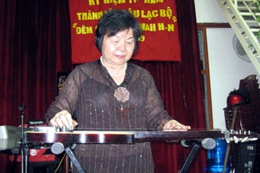 Người phụ nữ một đời say mê Hạ Uy Cầm