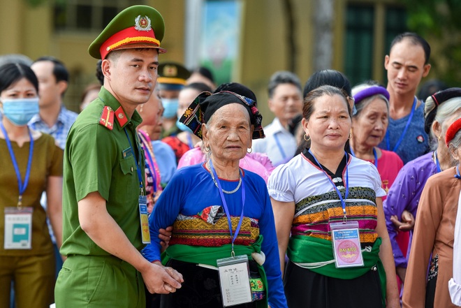 Đoàn 300 mẹ Việt Nam anh hùng xúc động vào Lăng viếng Bác - 8 Đoàn 300 mẹ Việt Nam anh hùng xúc động vào Lăng viếng Bác - 8