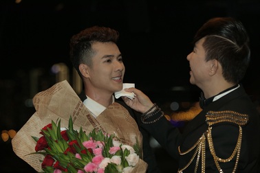 Long Nhật ủng hộ Ngô Viết Trung ca hát