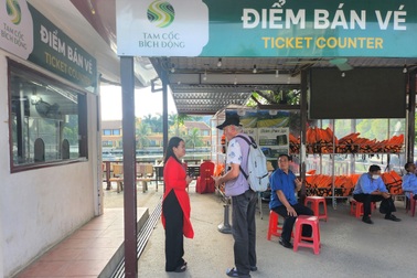 Khu du lịch Tam Cốc mở cửa nhưng chưa bán vé, du khách "quay xe" tiếc nuối