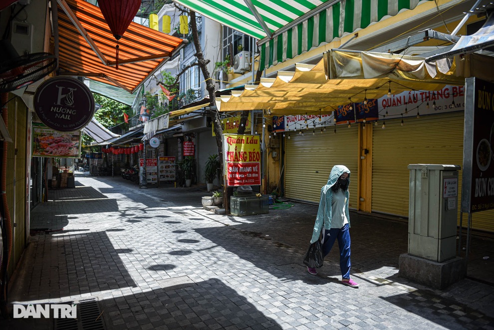 Cảnh cửa đóng then cài, đìu hiu ở phố ẩm thực không ngủ Hà Nội - 9 Cảnh cửa đóng then cài, đìu hiu ở phố ẩm thực không ngủ Hà Nội - 9