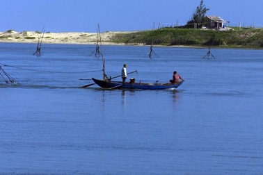 Đi hái lá dong gói bánh chưng, một người bị chìm thuyền chết đuối