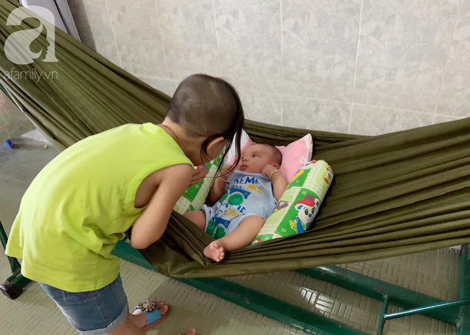 Trà Vinh: Bé trai kháu khỉnh, nặng 6kg bị bỏ rơi trước cổng chùa, cần sữa tã và chờ mẹ đến đón về - Ảnh 4. Trà Vinh: Bé trai kháu khỉnh, nặng 6kg bị bỏ rơi trước cổng chùa, cần sữa tã và chờ mẹ đến đón về - Ảnh 4.