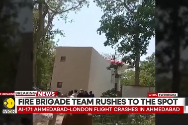 Hiện trường vụ rơi máy bay ở Ấn Độ