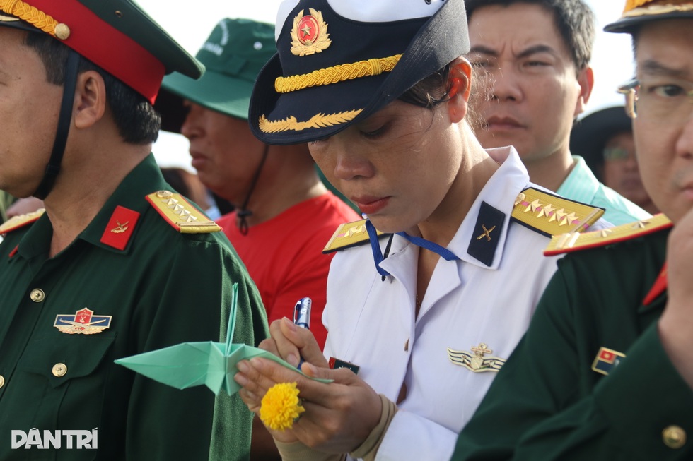 Tiếng hát của con gái liệt sỹ ngày trở lại Gạc Ma - 12