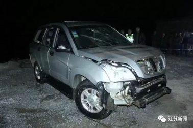 Vừa lái xe vừa dùng điện thoại, cha gây tai nạn khiến hai con tử vong