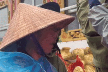 Đưa người quá cố đi hỏa táng giữa mênh mông nước lũ