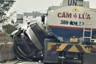 Ô tô con kẹt cứng giữa xe bồn và dải phân cách