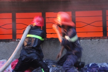 Nỗ lực dập đám cháy lớn sát quốc lộ 1