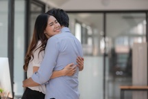 Nghi vợ ngoại tình, tôi lén theo dõi rồi bỏ chạy khi nhìn thấy một người