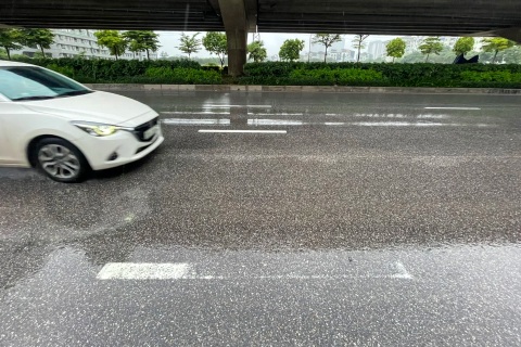 Vạch kẻ làn đường bị mờ nhìn như "ma trận", nhiều lái xe lo bị phạt oan