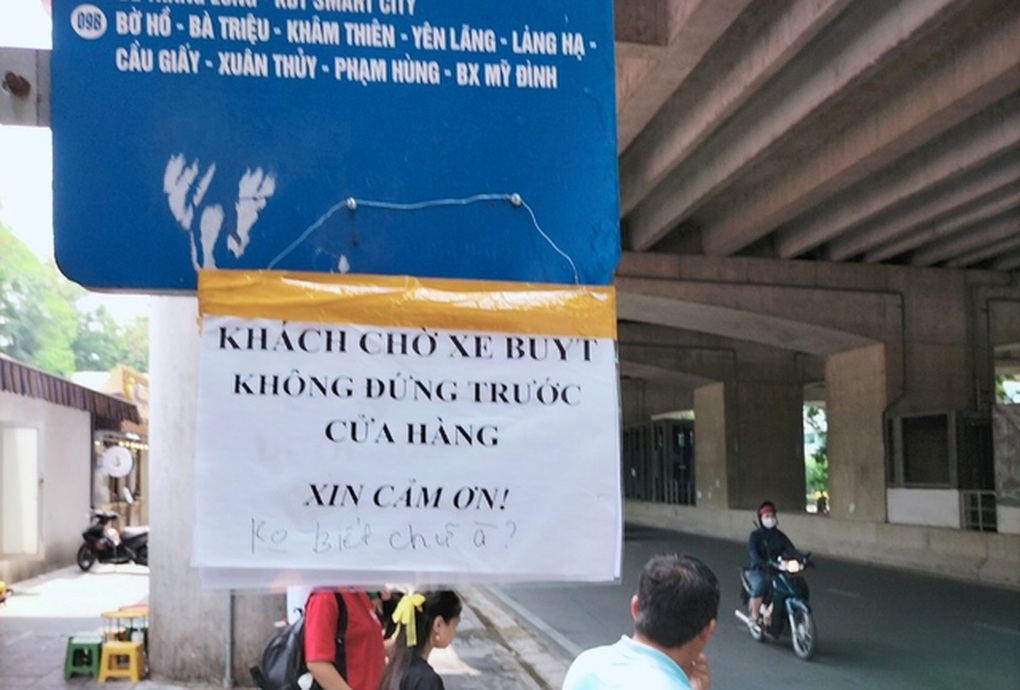 Hà Nội: Chủ quán treo biển không biết chữ à đuổi khéo người chờ xe buýt - 1 Hà Nội: Chủ quán treo biển không biết chữ à đuổi khéo người chờ xe buýt - 1