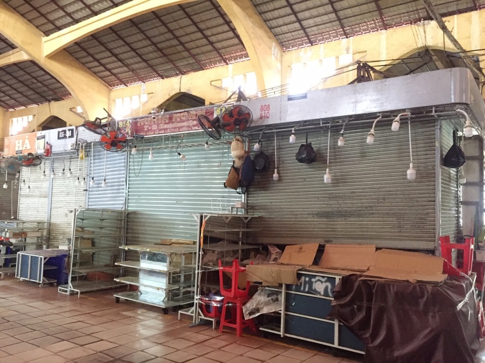 Hàng loạt quầy, sạp tại chợ Bến Thành vẫn “cửa đóng, then cài” vì ế khách - 1 Hàng loạt quầy, sạp tại chợ Bến Thành vẫn “cửa đóng, then cài” vì ế khách - 1