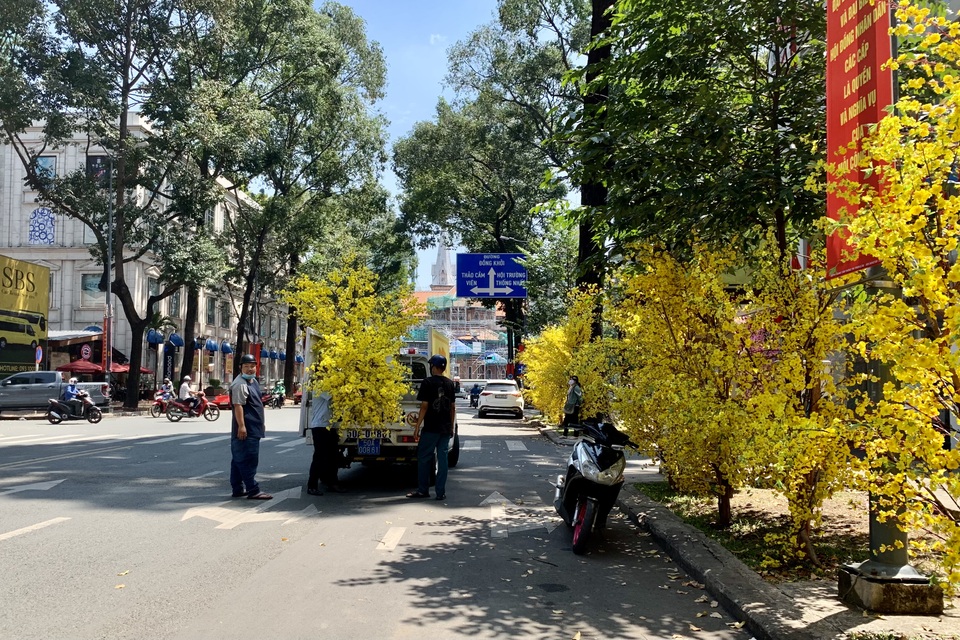 Phố Ông đồ đìu hiu vắng vẻ, đóng cửa sớm để phòng dịch Covid - 10 Phố Ông đồ đìu hiu vắng vẻ, đóng cửa sớm để phòng dịch Covid - 10