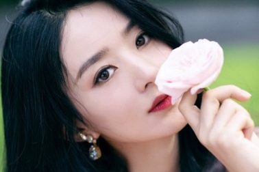 Triệu Lệ Dĩnh phớt lờ tin đồn ly hôn Phùng Thiệu Phong