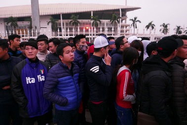 Hàng nghìn người trắng đêm chờ mua vé xem đội tuyển Việt Nam