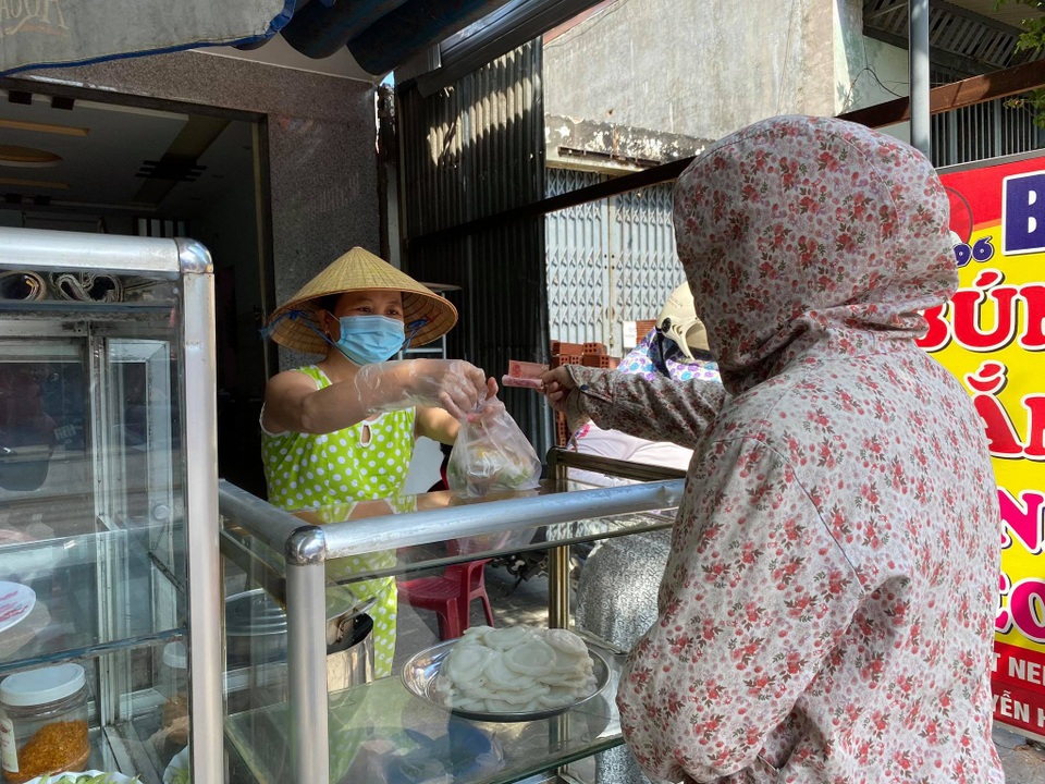 Đà Nẵng: Hàng quán đồng loạt mở cửa trong ngày đầu nới lỏng cách ly - 4 Đà Nẵng: Hàng quán đồng loạt mở cửa trong ngày đầu nới lỏng cách ly - 4