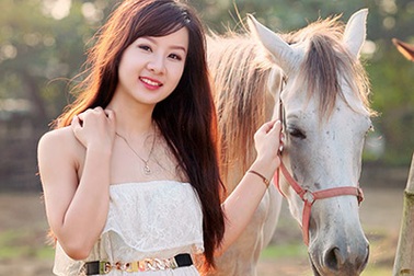 Mốt chụp ảnh với ngựa cuốn hút giới trẻ Hà thành