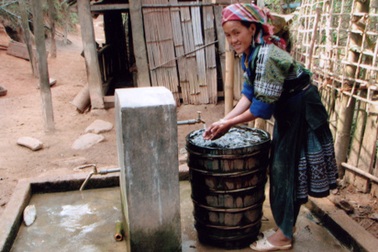 Giảm nghèo không chỉ là đưa tiền cho người nghèo