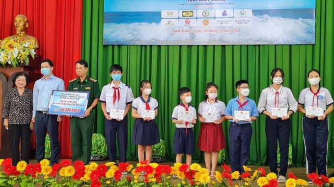 Nguyên Phó chủ tịch nước Trương Mỹ Hoa trao học bổng cho học sinh dân tộc và vùng biển, đảo tỉnh Kiên Giang