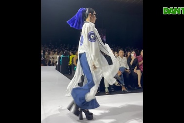 Siêu mẫu Vũ Thu Phương suýt "vồ ếch" khi trình diễn