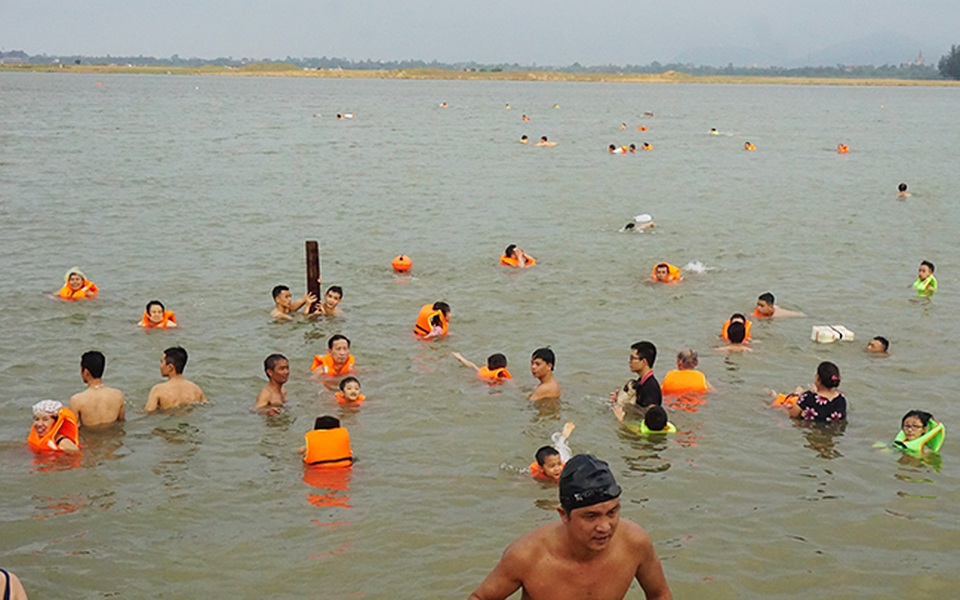 Dân ào ra sông Lam giải nhiệt, biển cảnh báo nguy hiểm liên tục bị nhổ bỏ - 4 Dân ào ra sông Lam giải nhiệt, biển cảnh báo nguy hiểm liên tục bị nhổ bỏ - 4