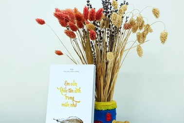 Tác giả Phượng Hồng Kông ra mắt tập thơ đầu tay