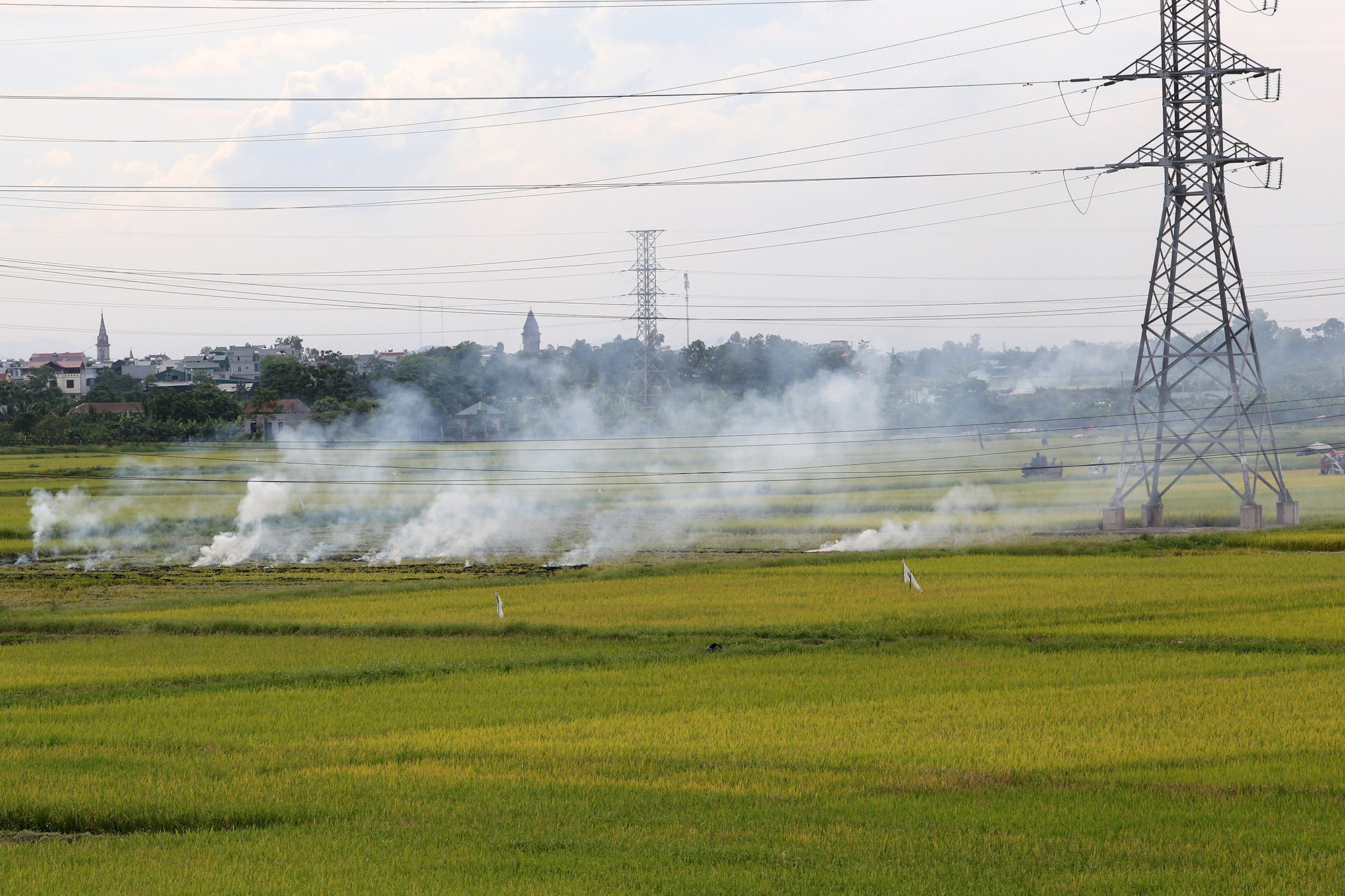 Cảnh khói trắng đặc quánh bao phủ cửa ngõ Hà Nội - 13