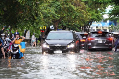 "Phố nhà giàu" ở TPHCM ngập sâu sau mưa, người dân dắt bộ, lội nước về nhà