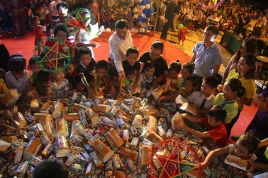 Chương trình “Vầng trăng yêu thương” đến với trẻ em xã biên giới Tam Hợp