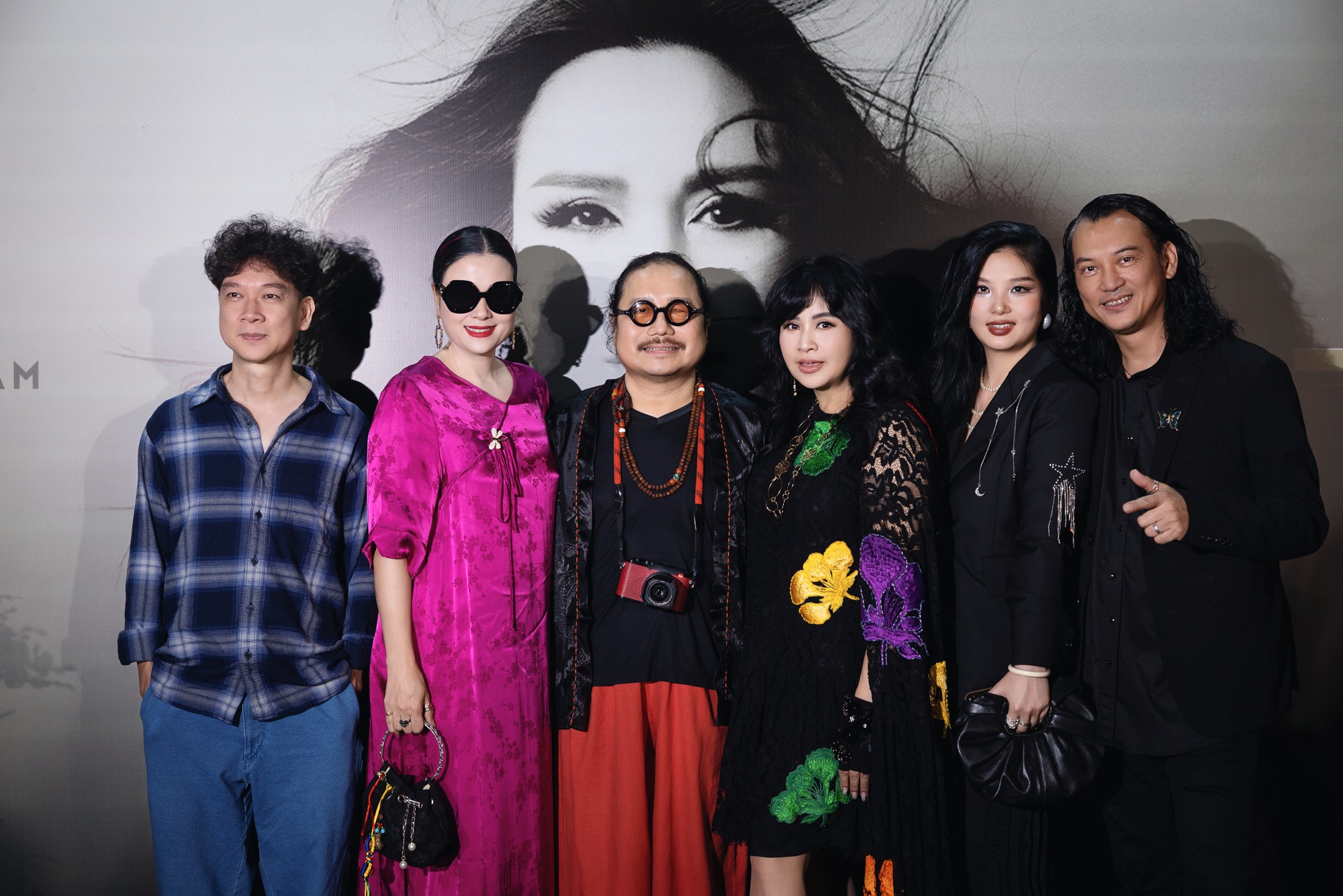 Thanh Lam lud ihren Mann, einen Arzt, zum ersten Mal ein, in einem Musikvideo mitzuspielen: „Jedes Mal, wenn wir uns ansehen, lache ich – 1 Thanh Lam lần đầu mời chồng bác sĩ đóng MV: Cứ nhìn nhau là tôi lại cười - 1