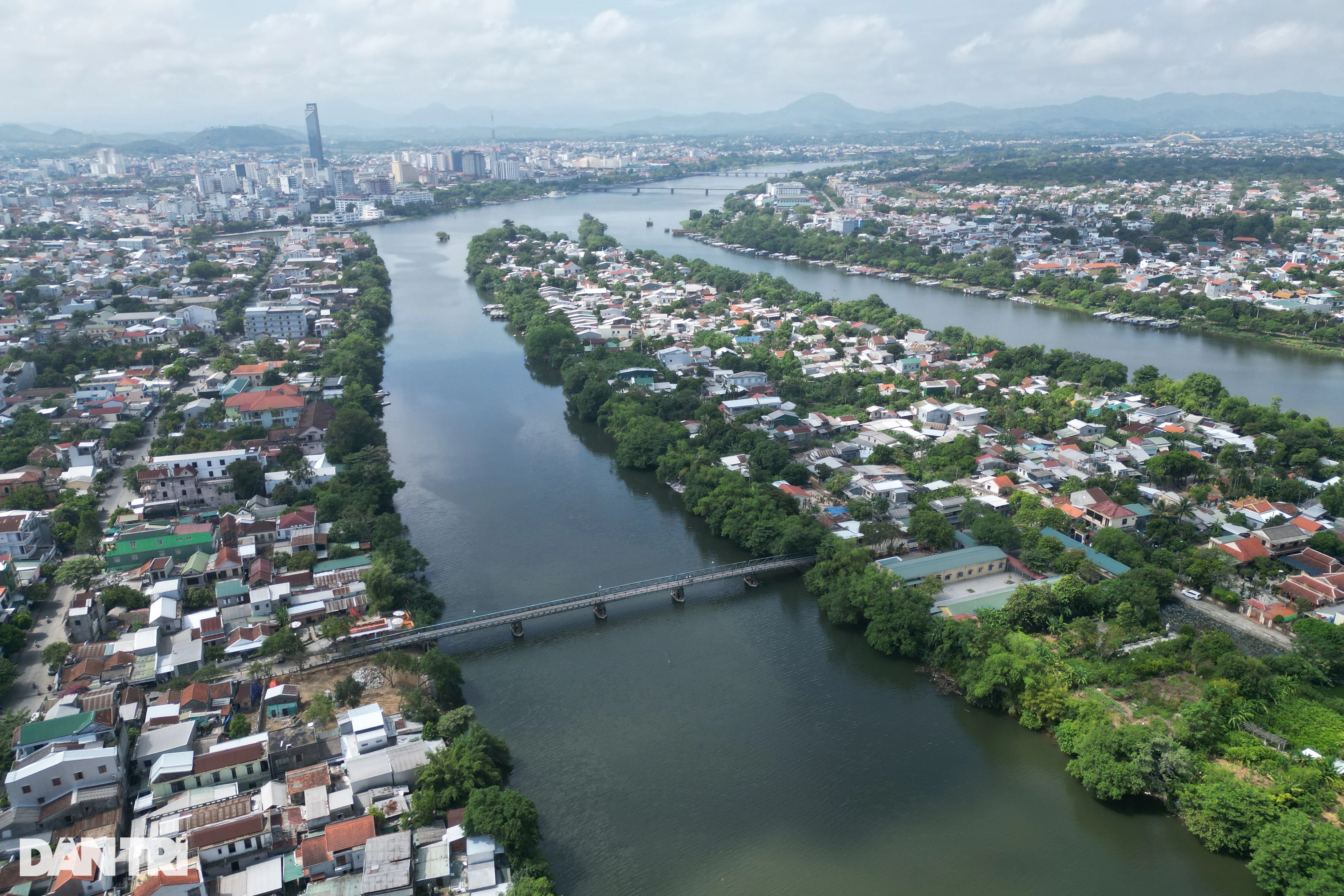 Sau vụ sập cầu Phong Châu, người dân sống giữa sông Hương lo cây cầu vá víu - 1