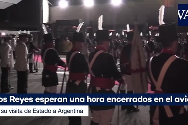 Thang máy bay quá ngắn, Nhà vua Tây Ban Nha “mắc kẹt” tại sân bay Argentina