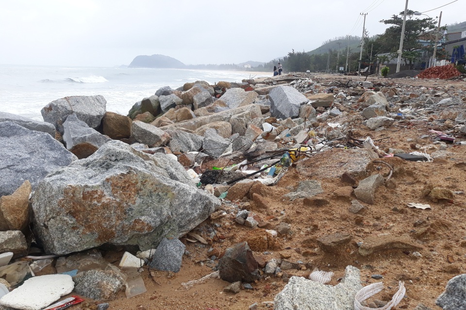 Sóng xé nát kè bê tông, hàng trăm nhà dân bị đe dọa - 1 Sóng xé nát kè bê tông, hàng trăm nhà dân bị đe dọa - 1