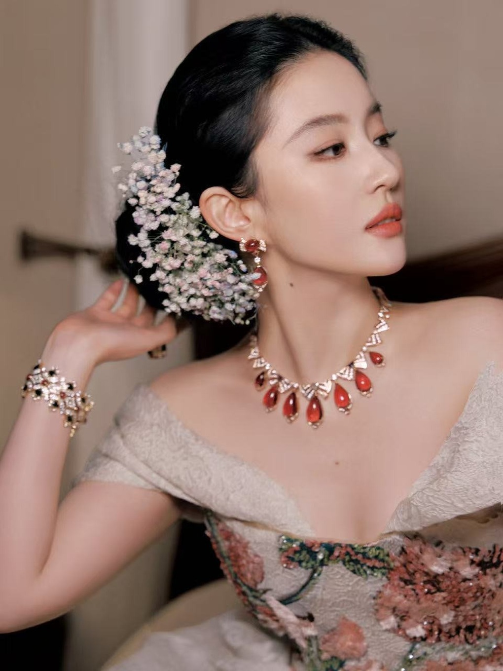 Pha xử lý sự cố tinh tế của Lưu Diệc Phi trên thảm đỏ - 3 Pha xử lý sự cố tinh tế của Lưu Diệc Phi trên thảm đỏ - 3