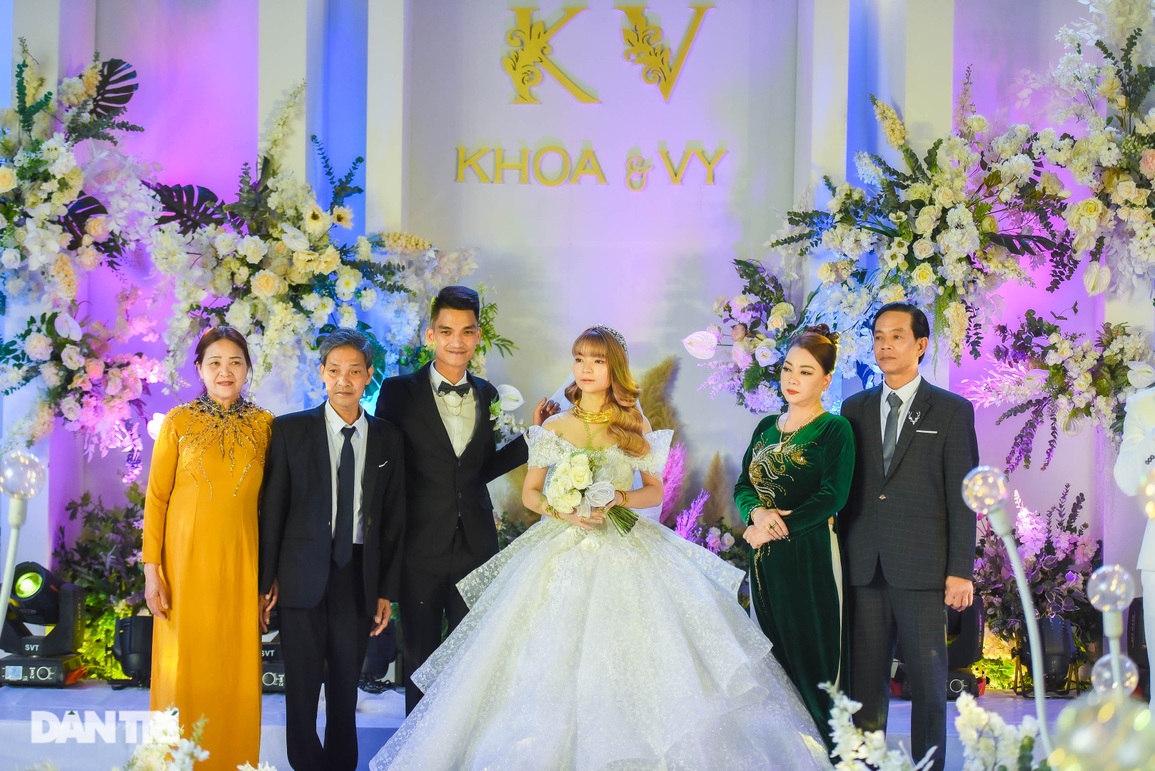 Đám cưới Mạc Văn Khoa: NSND Tự Long về dự, cô dâu đeo vàng trĩu cổ - 18 Đám cưới Mạc Văn Khoa: NSND Tự Long về dự, cô dâu đeo vàng trĩu cổ - 18
