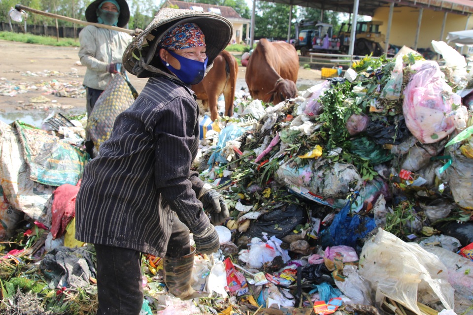 Nhọc nhằn mưu sinh trên bãi rác lớn nhất Đắk Nông - 2 Nhọc nhằn mưu sinh trên bãi rác lớn nhất Đắk Nông - 2