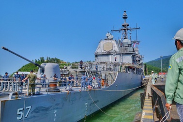 Hình ảnh nơi neo đậu của tàu Hải quân Mỹ tại cảng Tiên Sa